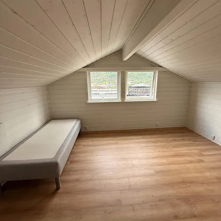 Spacious And House With 5 Bedroms Apartment