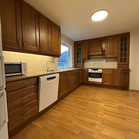 Spacious And House With 5 Bedroms * Førde