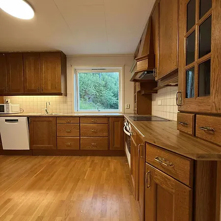 Spacious And House With 5 Bedroms *